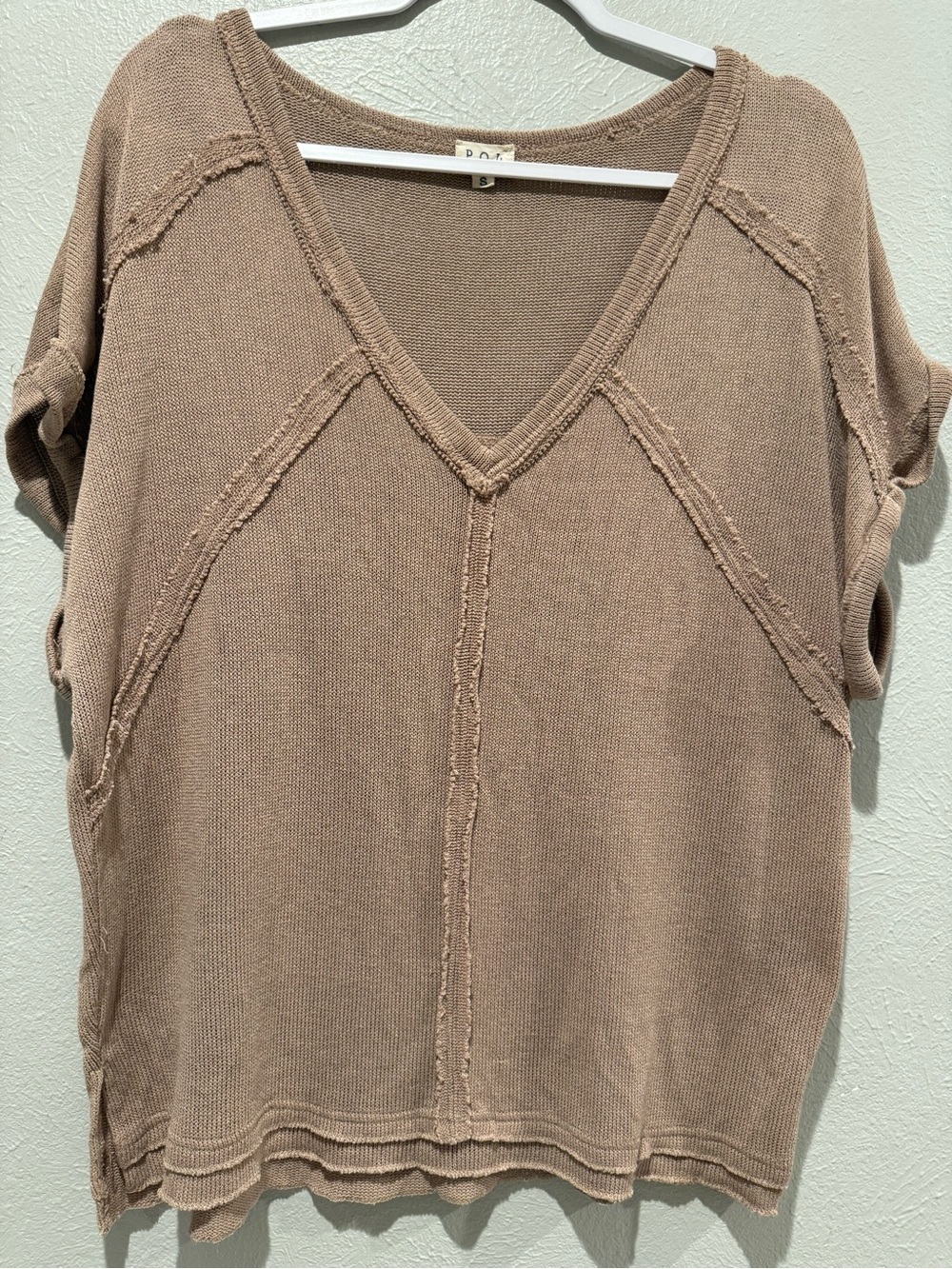 POL Taupe Exposed-Seam Lightweight Knit V-Neck Top - Picture 4 of 10